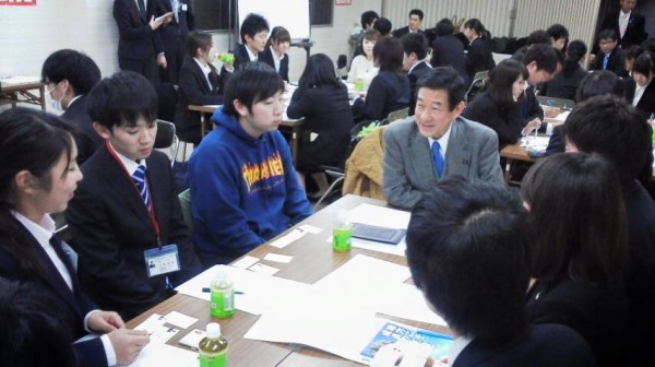 伊藤信太郎県連会長も学生とディスカッション